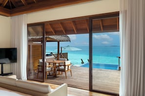 Lagoon Bungalow with Pool | Vistas al agua