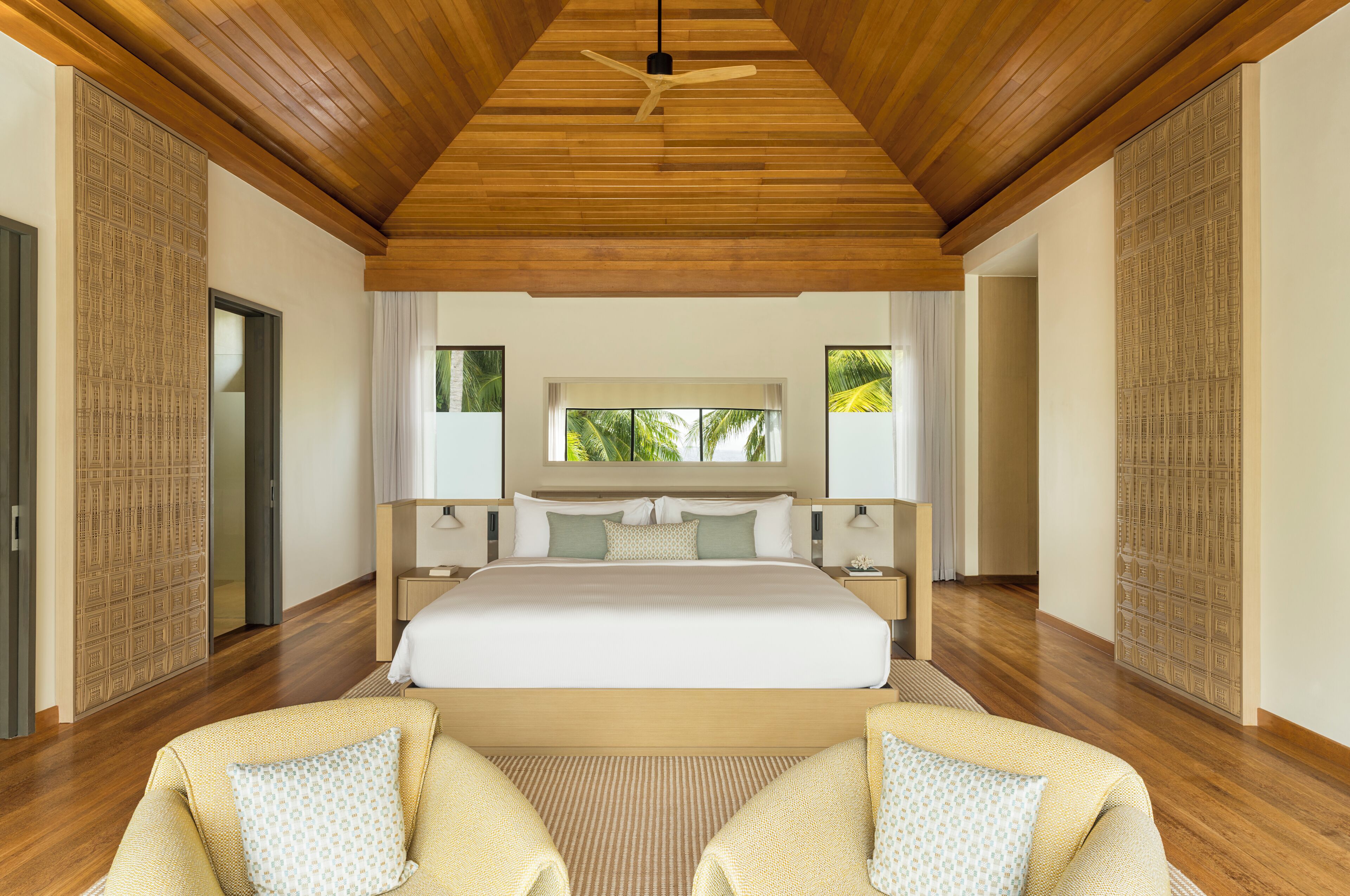 Two Bedroom Beach Pavilion with Pool | 高档床上用品、迷你吧、客房内保险箱、办公桌