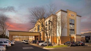 A Comfort Inn & Suites with a parking lot and a building facade. - Comfort Inn & Suites Arlington Heights - Schaumburg (Arlington Heights)