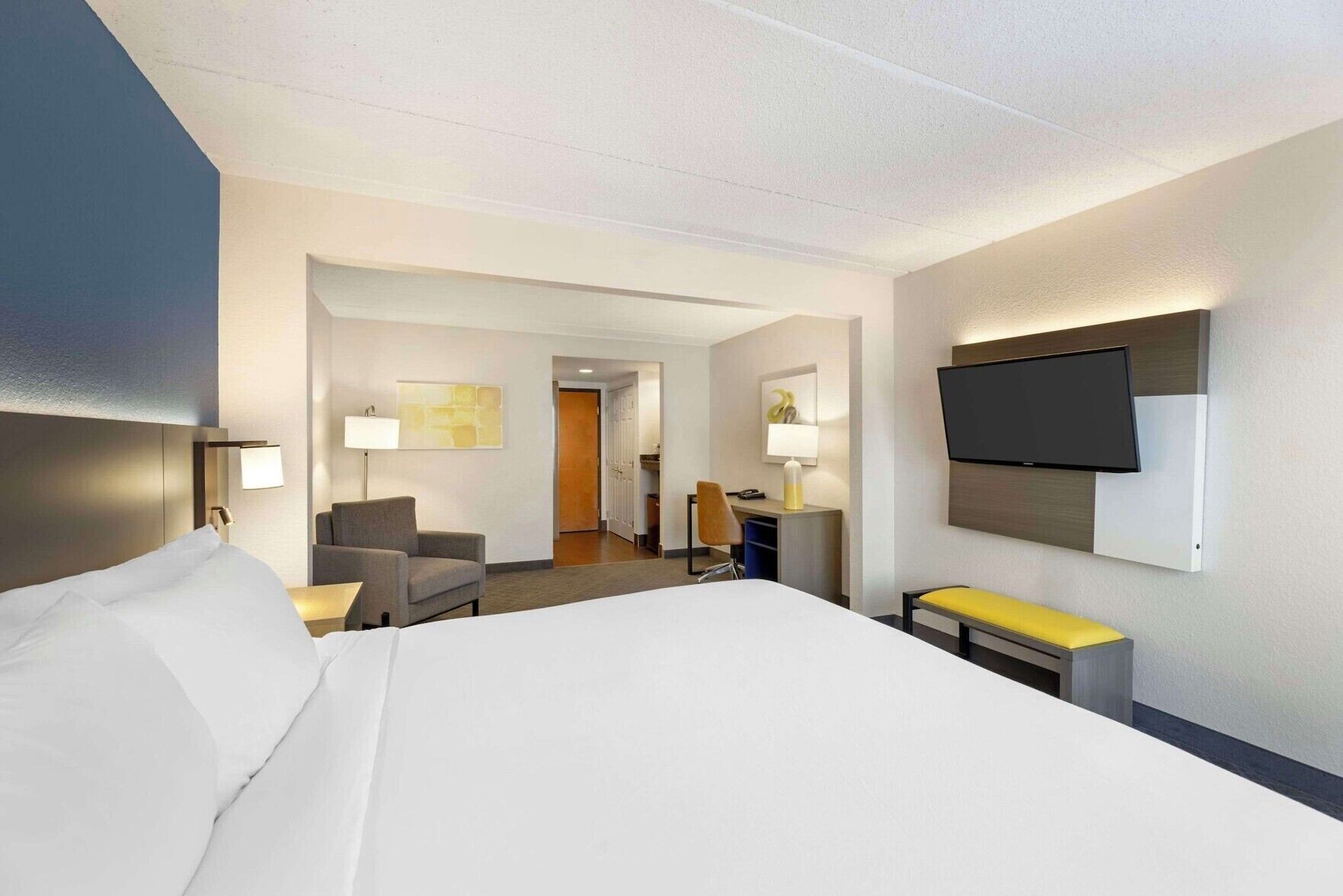 Premium bedding, in-room safe, desk, laptop workspace