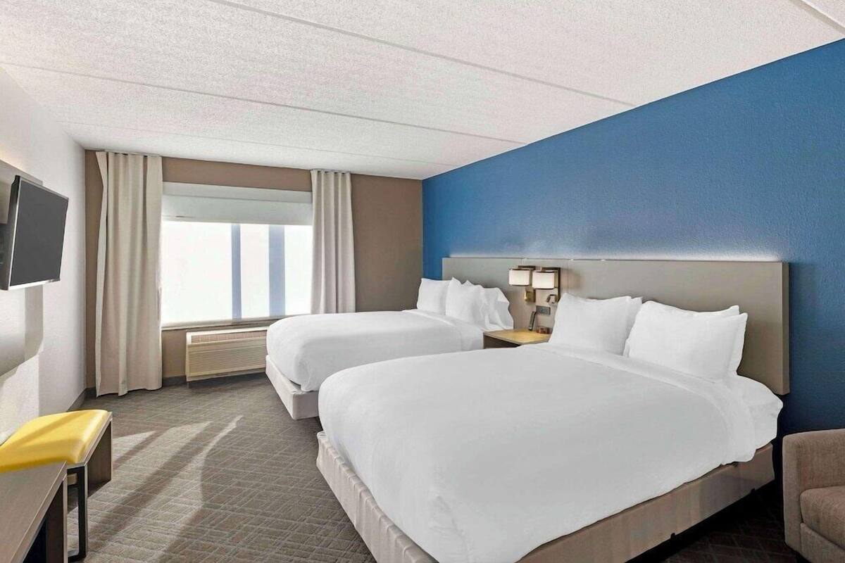 Premium bedding, in-room safe, desk, laptop workspace