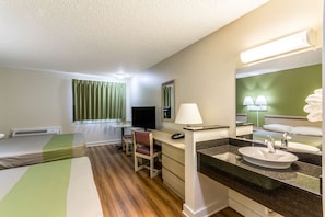 Desk, laptop workspace, free WiFi, bed sheets - Motel 6 Great Falls, MT (Great Falls)