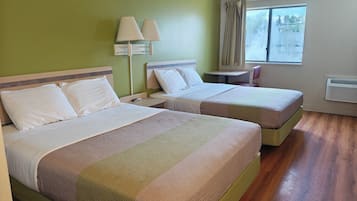 Skrivebord, gratis Wi-Fi, sengetøj, vækkeur