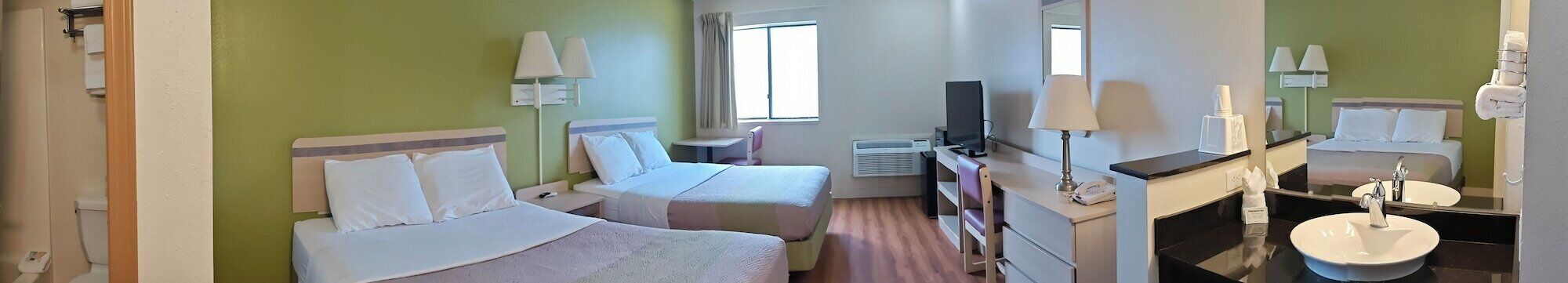 書桌、免費 Wi-Fi、床單、鬧鐘