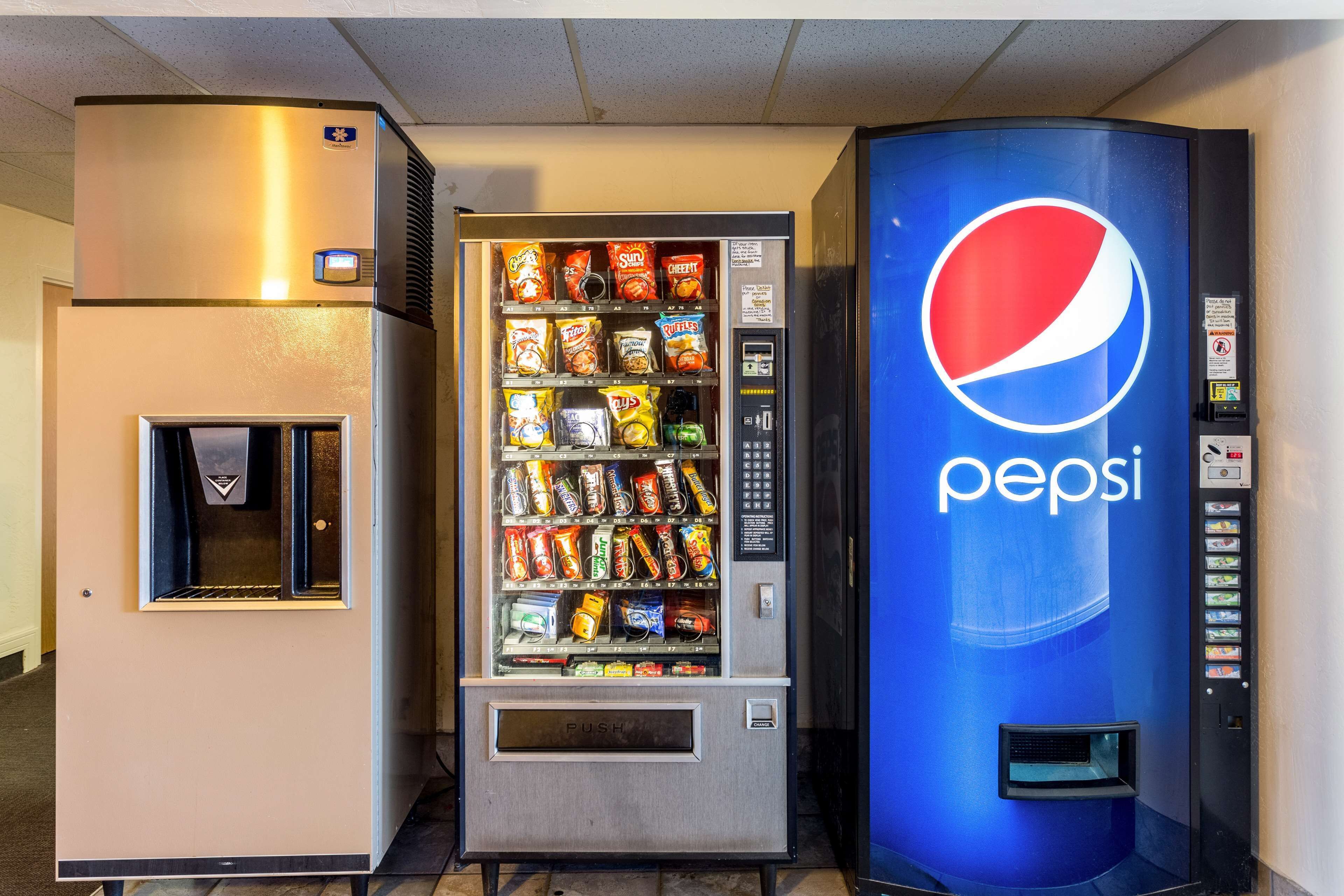 En automatapparat med en Pepsi-logotyp, en automat för snacks och en dryckesautomat.
