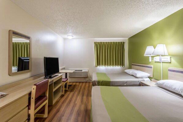 Escritorio, wifi gratis, ropa de cama y despertador 
