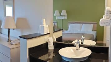 Escritorio, wifi gratis, ropa de cama y despertador