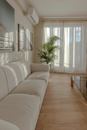 Arco Apartment ( Oriuolo Street 1) | Vardagsrum | 40-tums smart-tv med satellitkanaler, tv och dvd-spelare