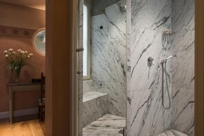 Suite junior (Library) | Baño | Artículos de higiene personal ecológicos, secador de pelo y albornoces