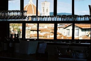 Bar en la azotea, con mesas al aire libre, abre todos los días