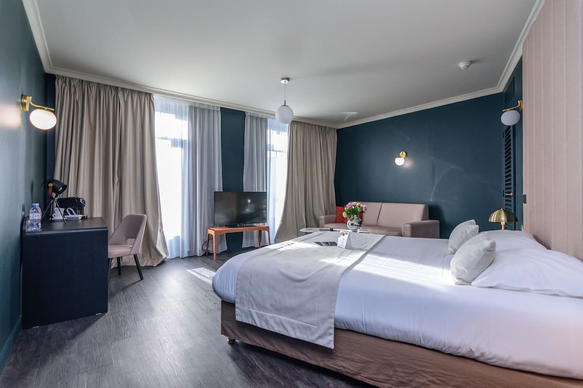 Premium bedding, in-room safe, blackout curtains, soundproofing