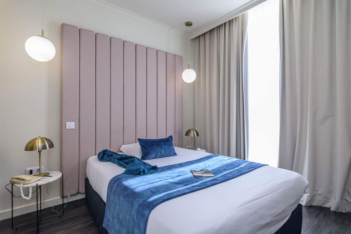 Premium bedding, in-room safe, blackout curtains, soundproofing
