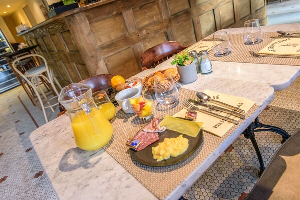 Daily buffet breakfast (EUR 16 per person)
