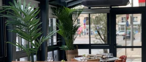 Breakfast, lunch and dinner served