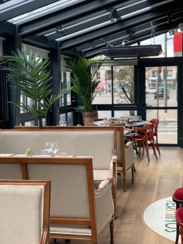 Breakfast, lunch and dinner served