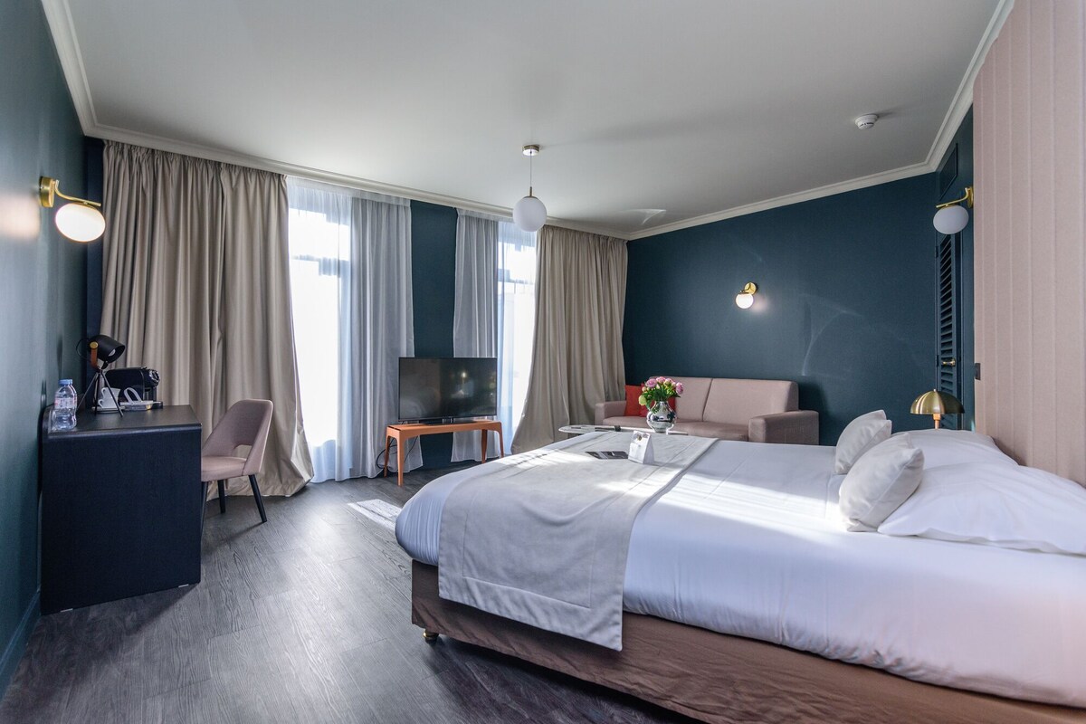 Premium bedding, in-room safe, blackout curtains, soundproofing