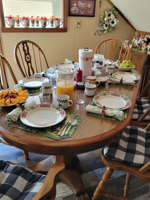 Full-sized fridge, microwave, oven, stovetop