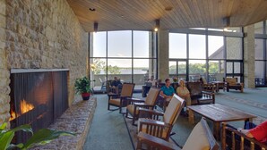 Lobby sitting area - Deer Creek Lodge & Conference Center (Mount Sterling)
