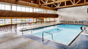 Indoor pool, outdoor pool, pool loungers - Deer Creek Lodge & Conference Center (Mount Sterling)