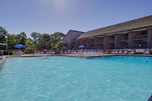 Indoor pool, outdoor pool, sun loungers - Deer Creek Lodge & Conference Center (Mount Sterling)