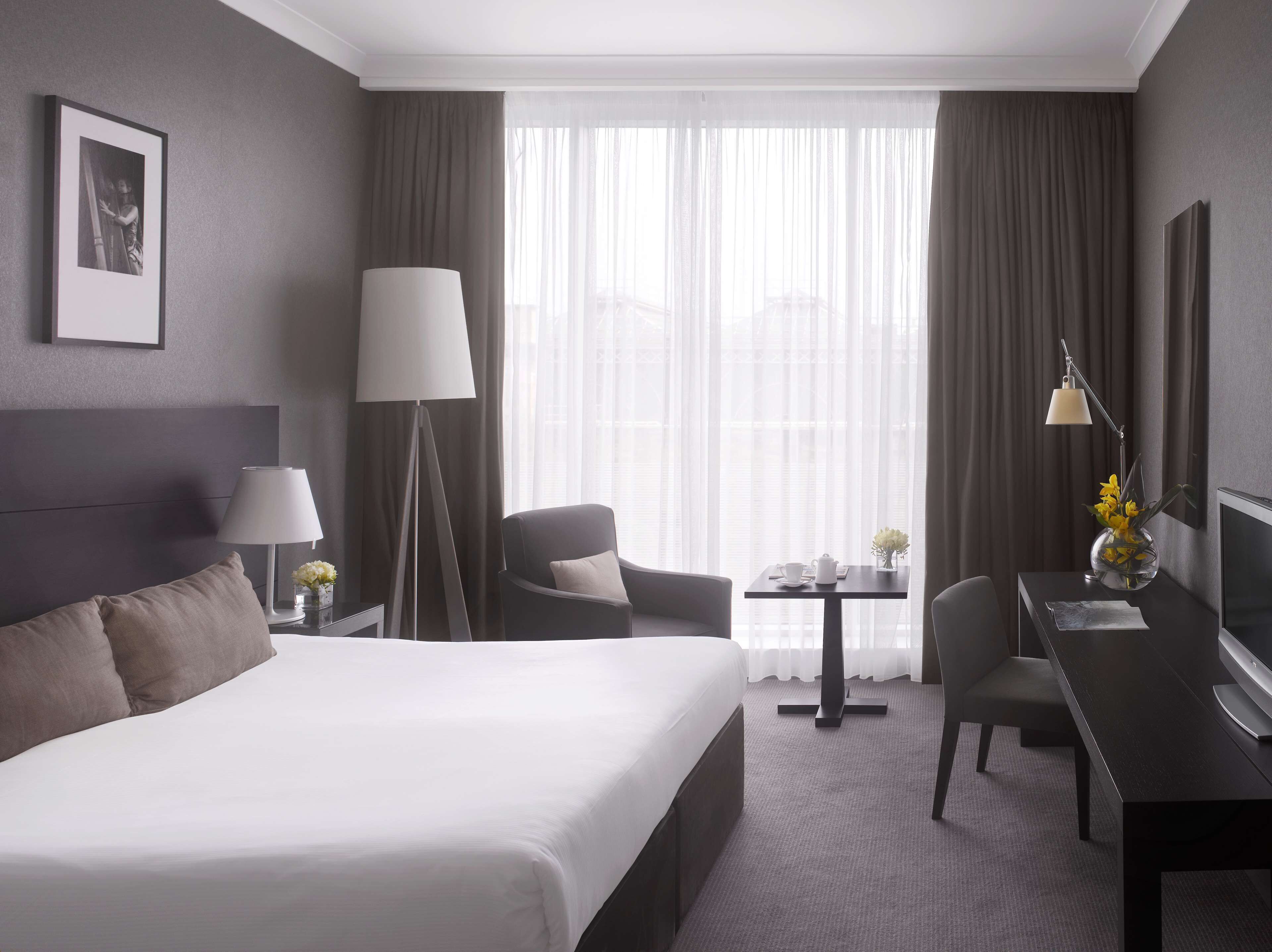 Allergikerbettwaren, Minibar, Zimmersafe, Schreibtisch