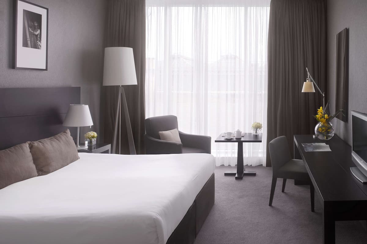 Hypo-allergenic bedding, minibar, in-room safe, desk