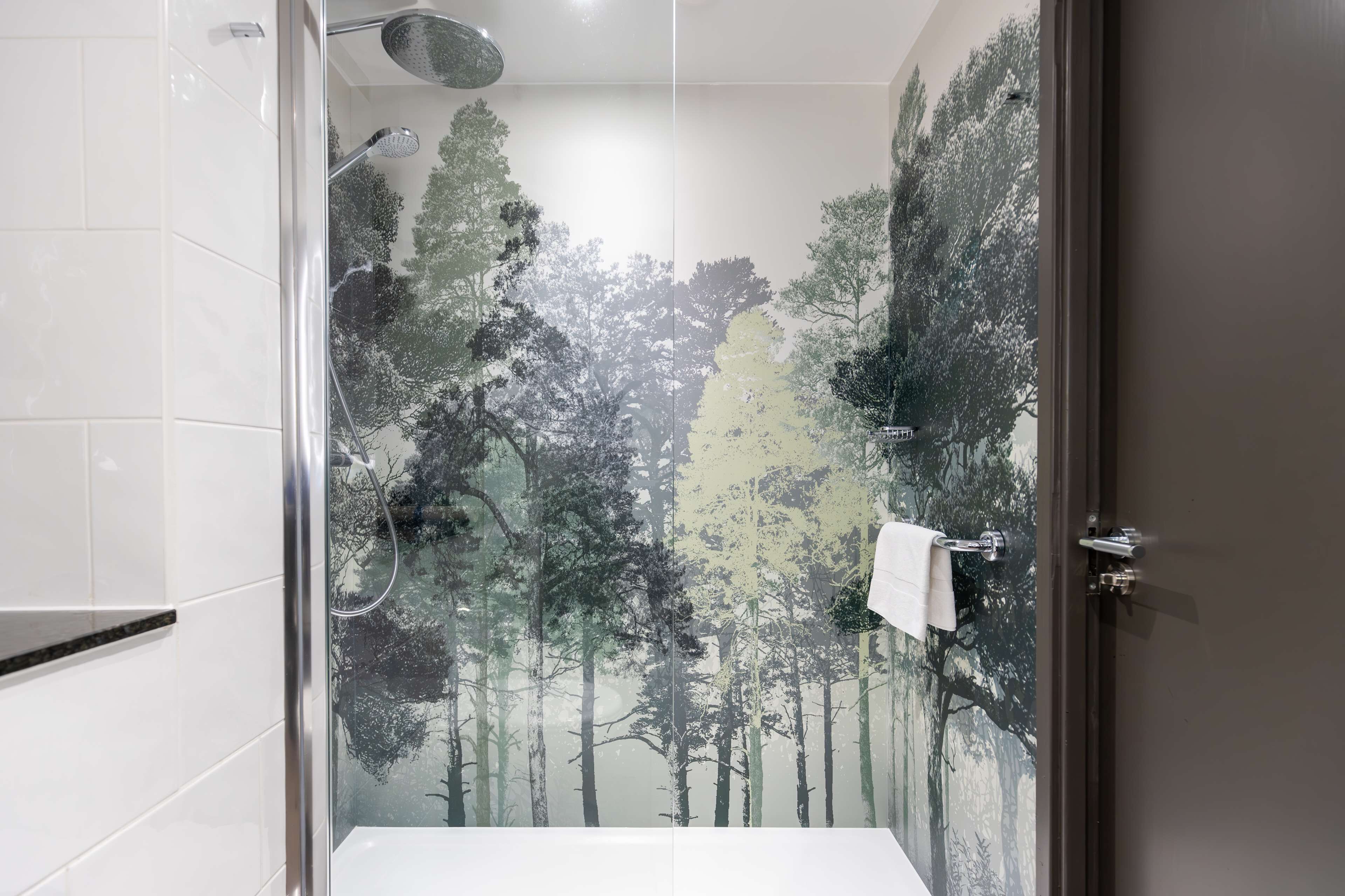 combined shower/bathtub, free toiletries, hair dryer, towels