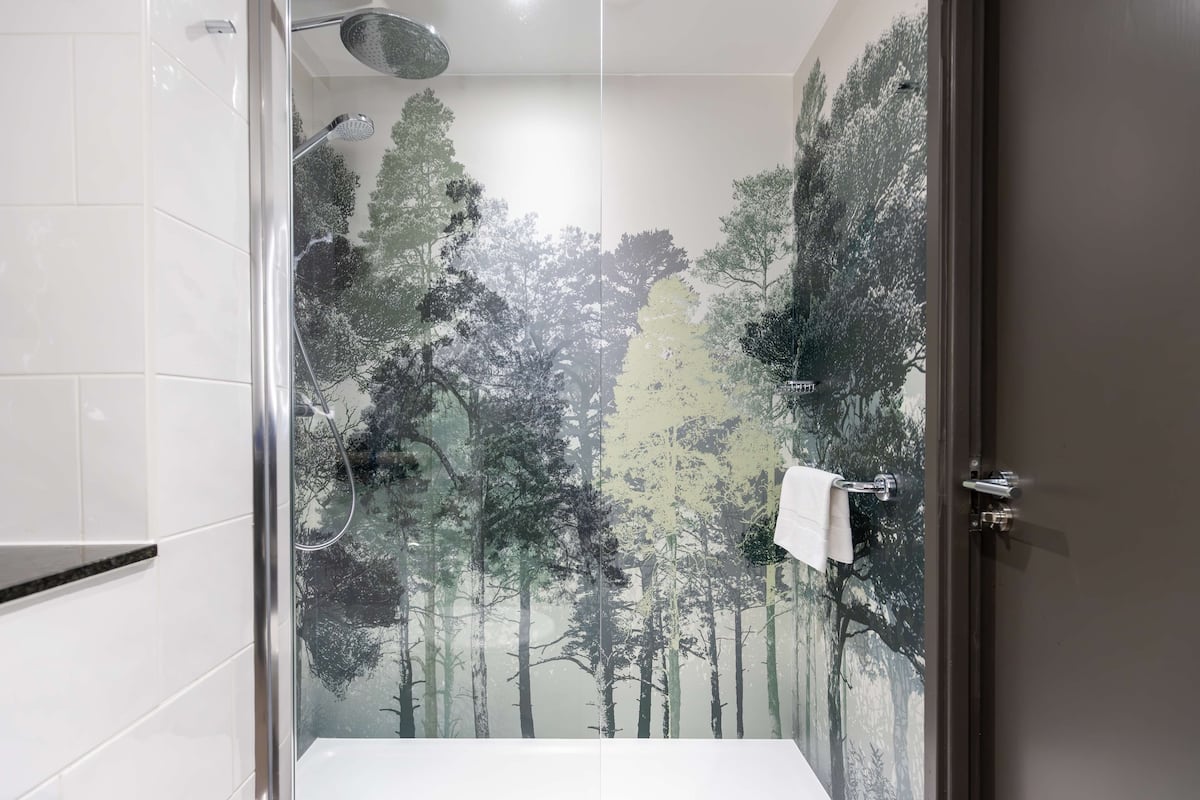 combined shower/bathtub, free toiletries, hair dryer, towels