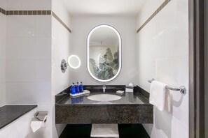 Habitación estándar | Baño | Tina con regadera, amenidades de baño gratuitas, secadora de cabello 