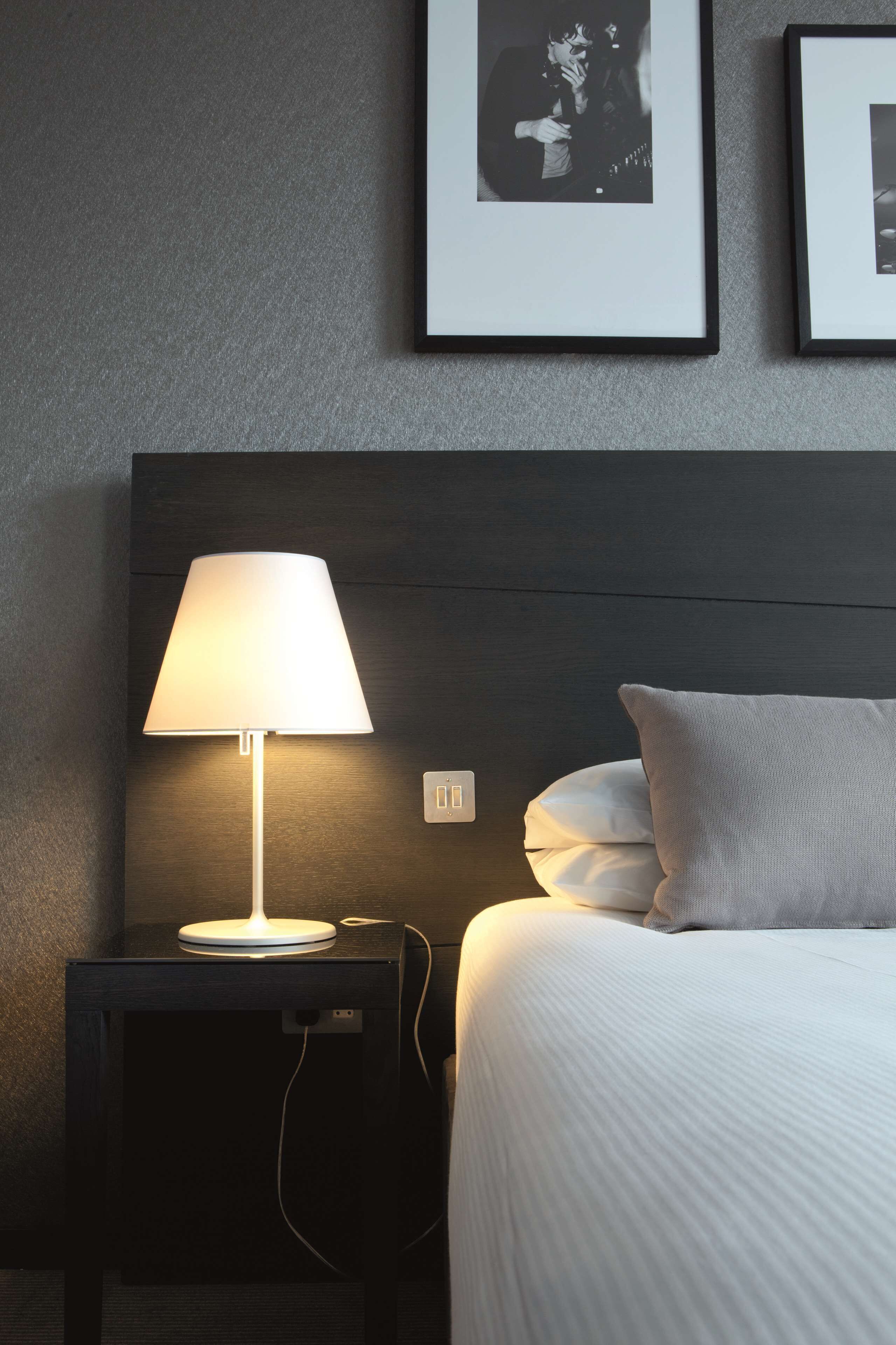 Allergikerbettwaren, Minibar, Zimmersafe, Schreibtisch