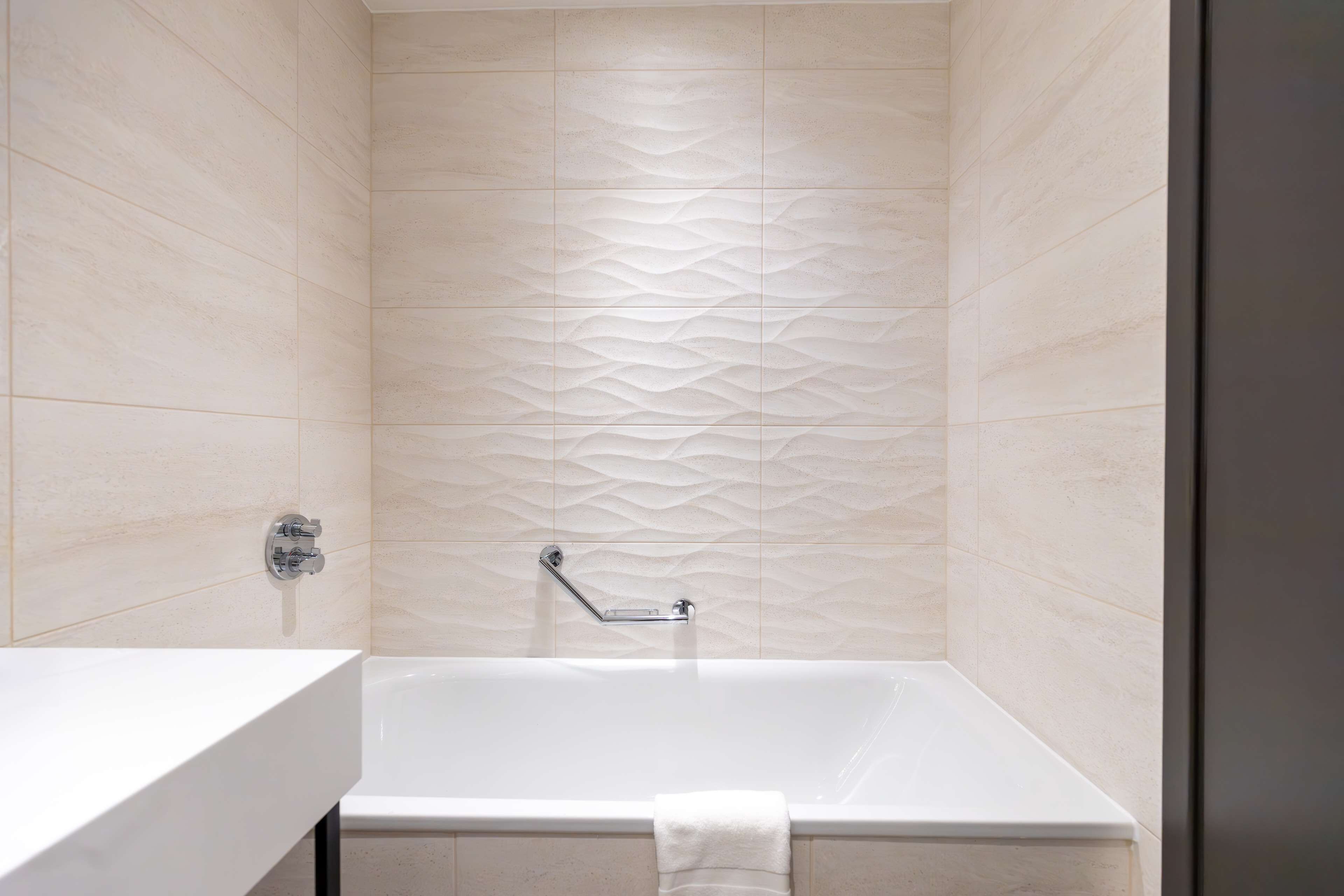 suite, 1 bedroom | bathroom | combined shower/bathtub, free toiletries, hair dryer, towels