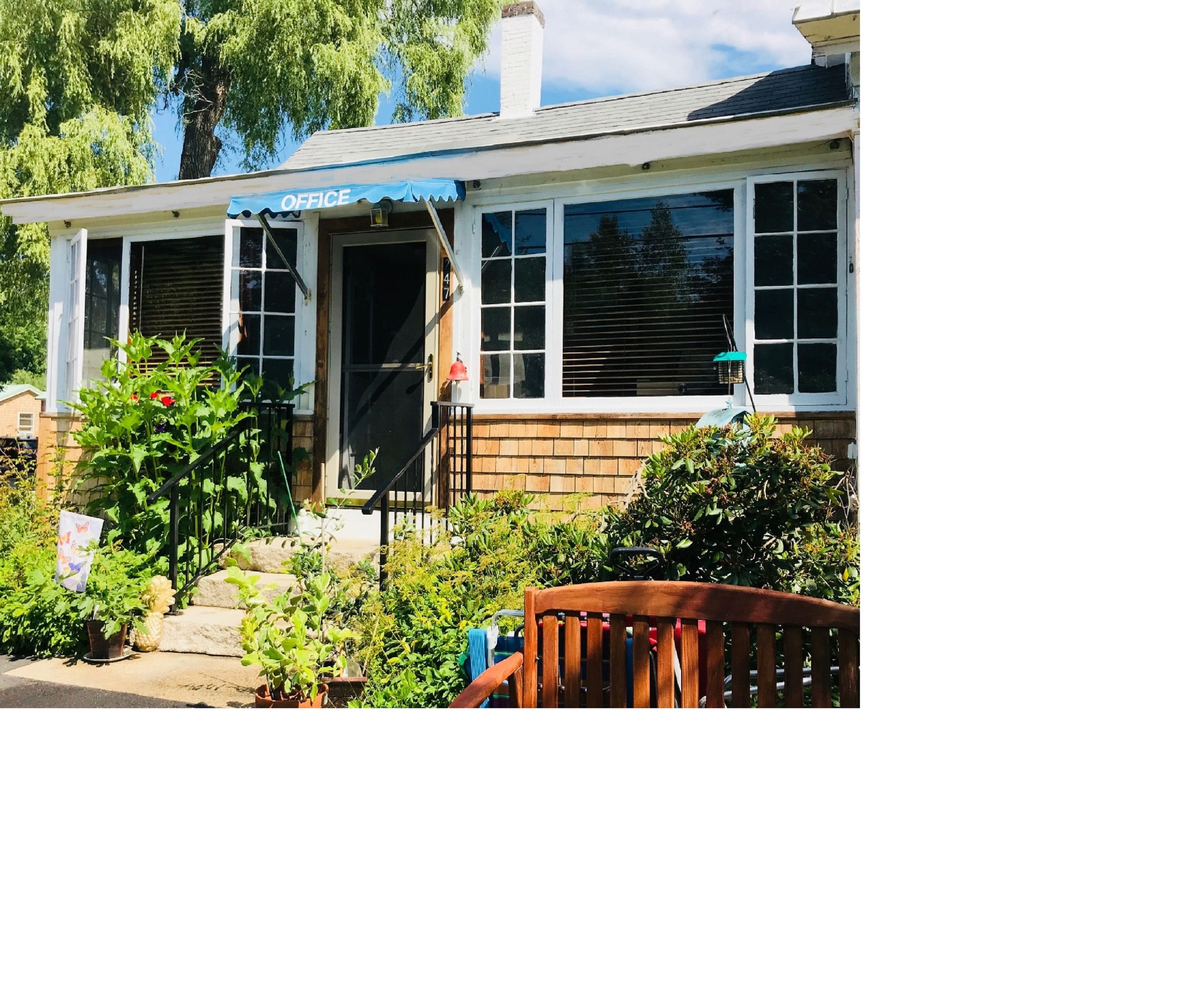 Check-in/check-out kiosk