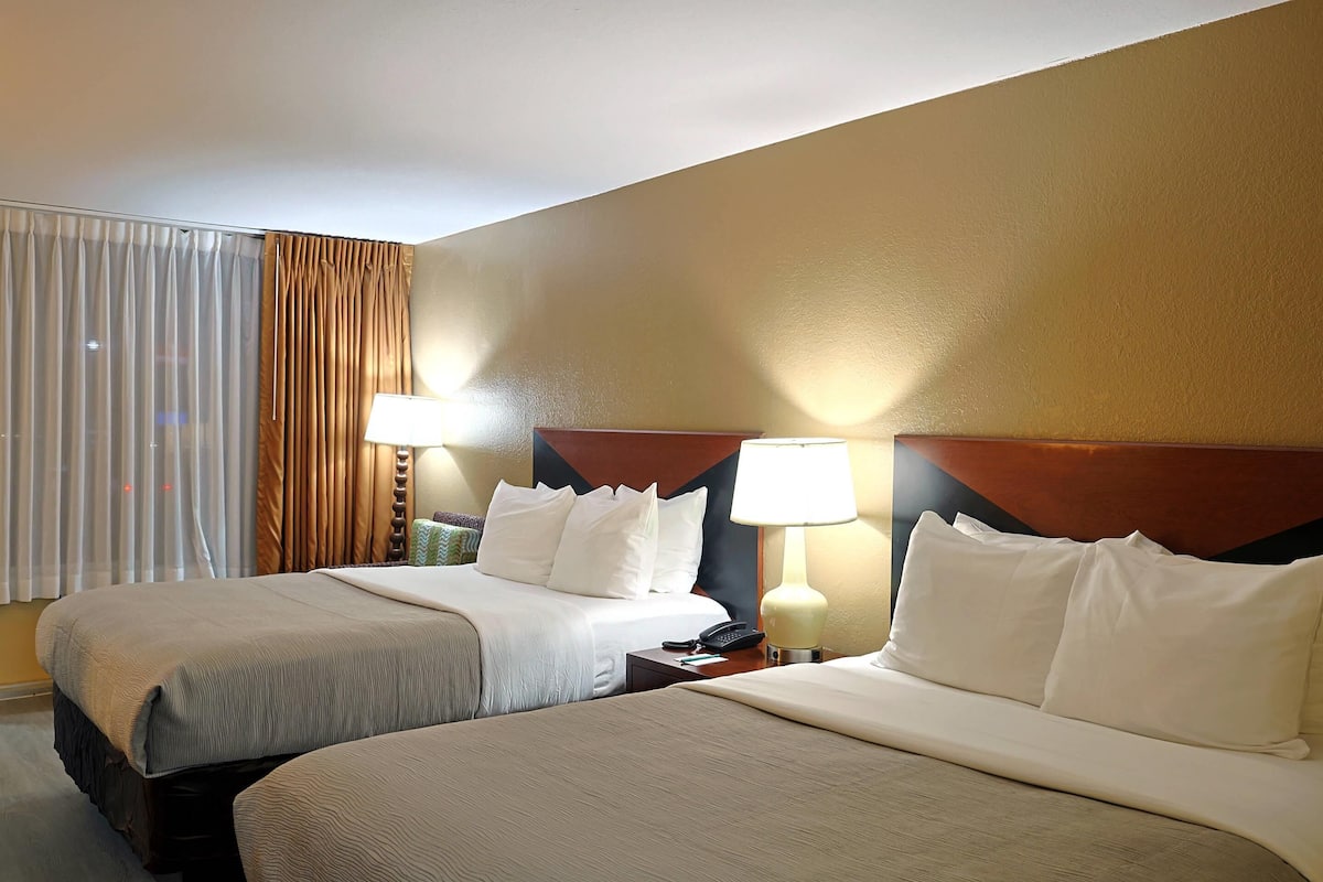 Caja de seguridad en la habitación y tabla de planchar con plancha