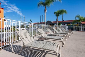 Outdoor pool - Quality Inn Kennedy Space Center (Titusville)