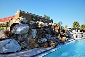 Outdoor pool - Quality Inn Kennedy Space Center (Titusville)