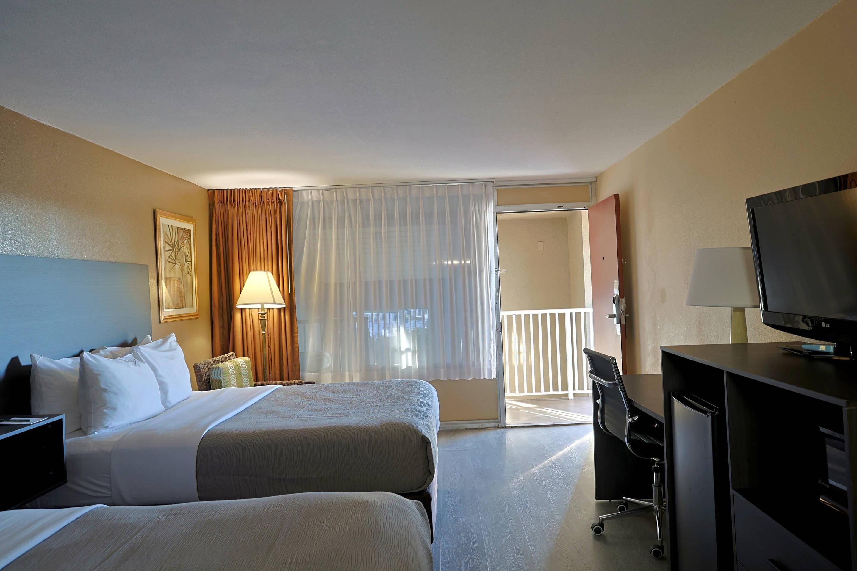 Caja de seguridad en la habitación y tabla de planchar con plancha 