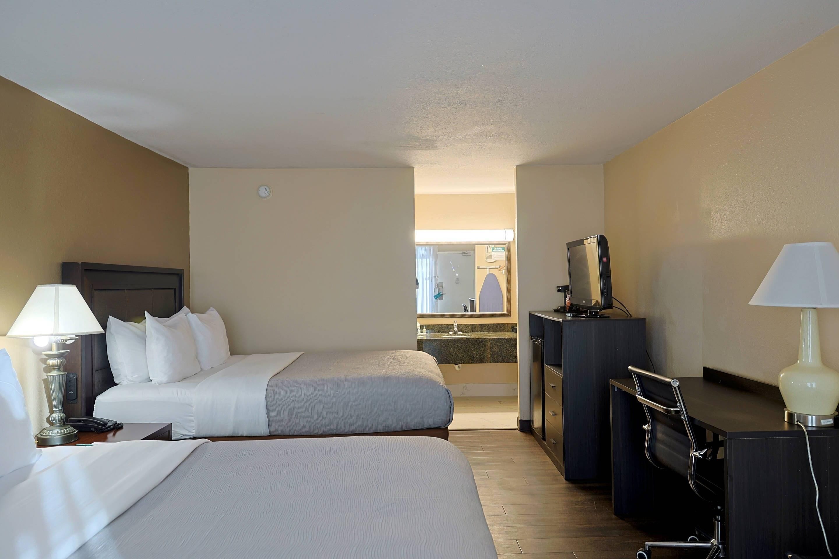 Caja de seguridad en la habitación y tabla de planchar con plancha 