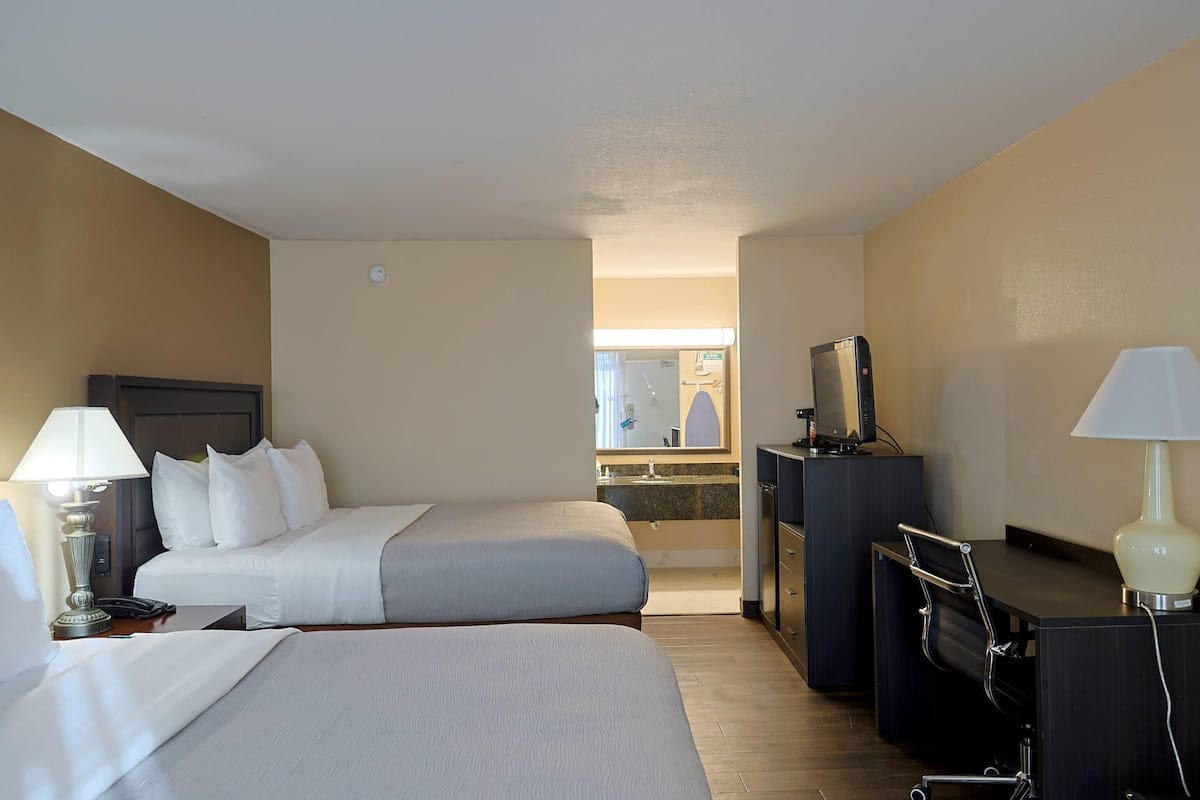 Caja de seguridad en la habitación y tabla de planchar con plancha