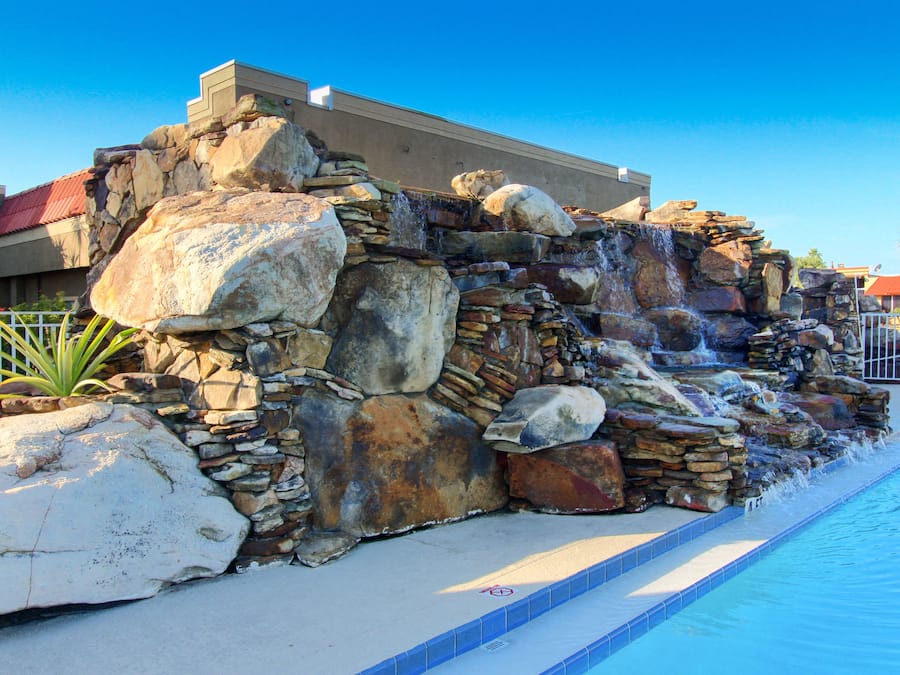 Hồ bơi ngoài trời