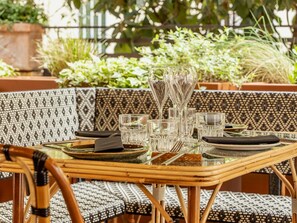 Lunch, dinner, brunch served; international cuisine 