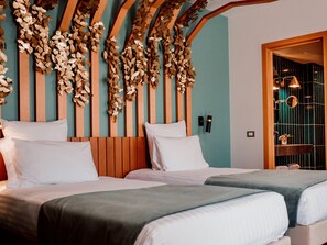 Ylelliset vuodevaatteet, untuvapeitot, minibaari