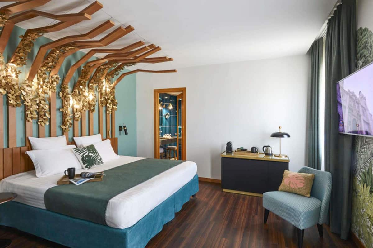 Dobbeltrom – deluxe, balkong | Sengetøy av topp kvalitet, dundyner, minibar og skrivebord for bærbar PC