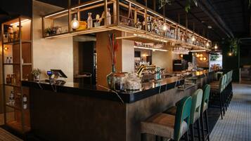 Makan tengah hari dan makan malam dihidangkan, masakan antarabangsa