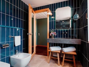 Articles de toilette écologiques, sèche-cheveux, bidet