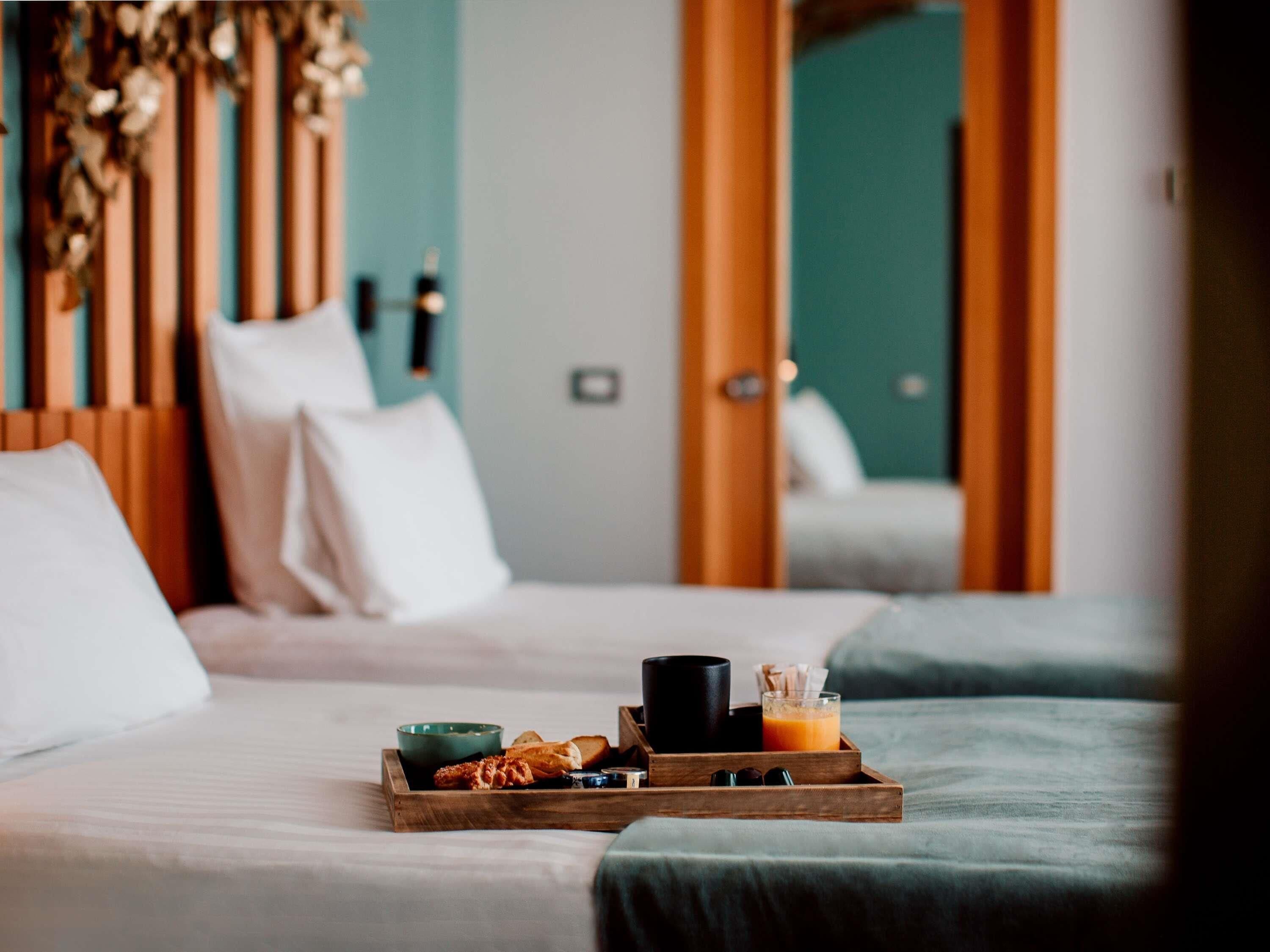 Roba de llit d'alta qualitat, cobrellits i minibar 