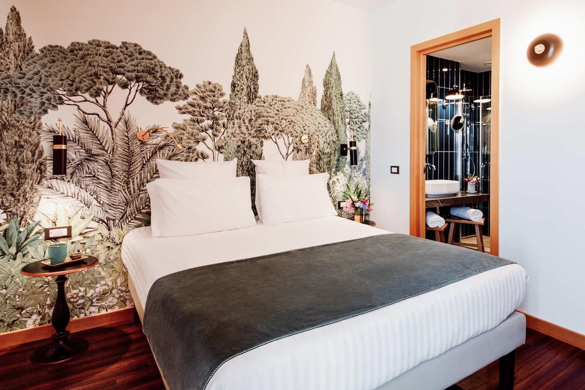 Habitación doble superior | Ropa de cama de alta calidad, edredones de plumas, minibar