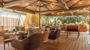 Daily full breakfast (EUR 18 per person)