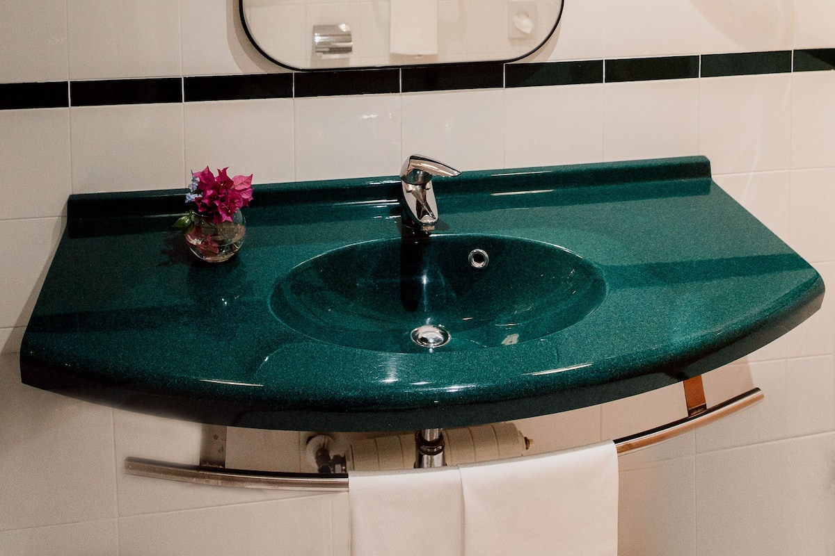 Kelengkapan dandanan diri mesra alam, pengering rambut, bidet