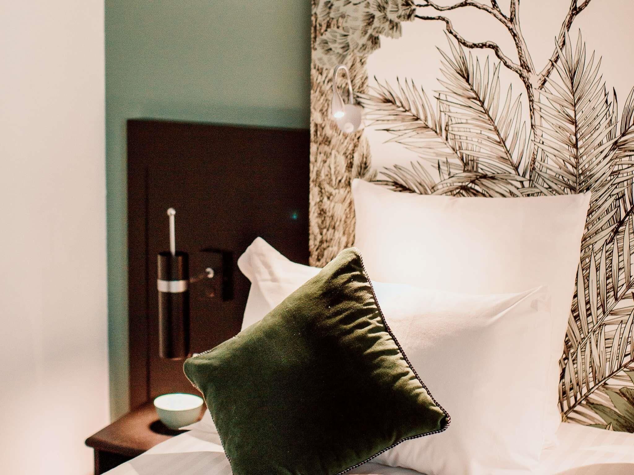 Yhden hengen classic-huone | Ylelliset vuodevaatteet, untuvapeitot, minibaari