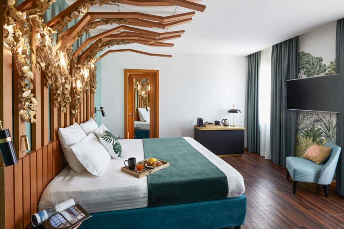 Sengetøy av topp kvalitet, dundyner, minibar og skrivebord for bærbar PC